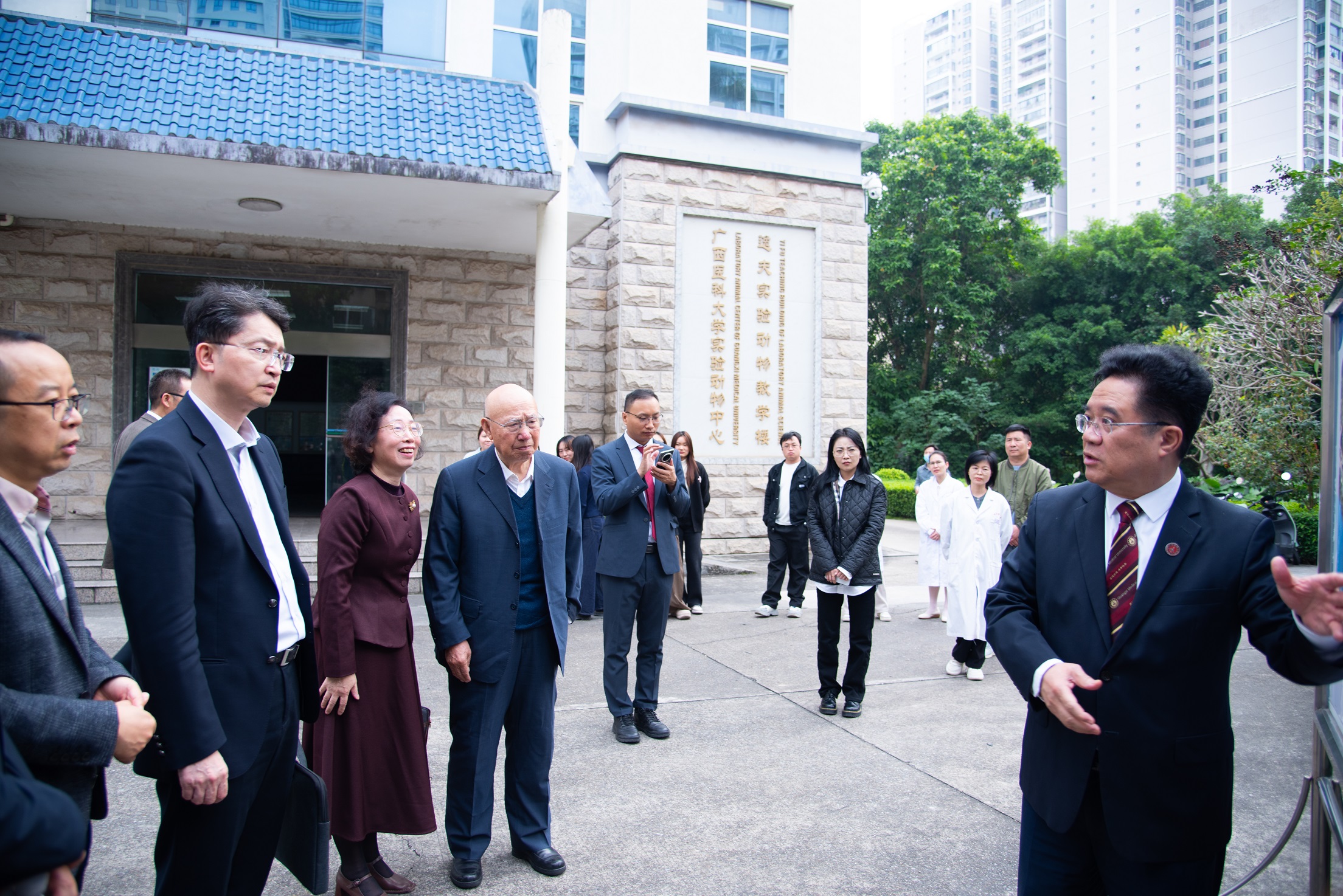 1-01.jpg 英国上市公司365